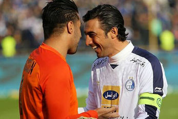 آشتی‌کنان دو دروازه‌بان جنجالی سابق استقلال/عکس