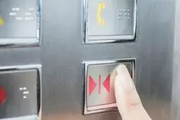 شستی آسانسور ۷۱ نفر را بستری کرد