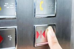 شستی آسانسور ۷۱ نفر را بستری کرد