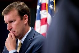 تلاش برای خارج کردن اطلاعات به شهادت رساندن سردار سلیمانی از حالت محرمانه