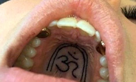 تتو کردن به سقف دهان رسید + عکس