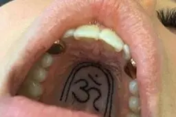 تتو کردن به سقف دهان رسید + عکس