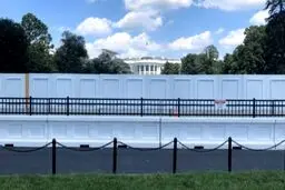 دور کاخ سفید دیوارهای بلند کشیده شد