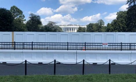 دور کاخ سفید دیوارهای بلند کشیده شد