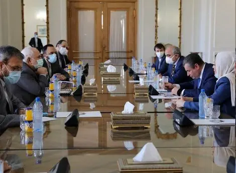 توئیت‌های ظریف پس از گفت‌وگو با مقامات ارشد روسیه و امارات