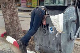 بی‌هراس از کرونا در جستجوی زندگی در سطل‌های زباله