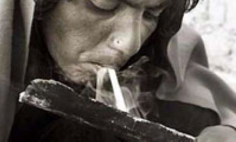 سرعت وابستگی به مواد مخدر در زنان بیش از مردان است