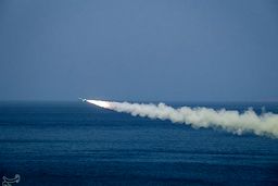 دومین روز رزمایش پیامبر اعظم (ص) سپاه|حملات گسترده مو شکی و پهپادی علیه اهداف در خلیج فارس/ شلیک موشک‌های دوربرد از عمق زمین