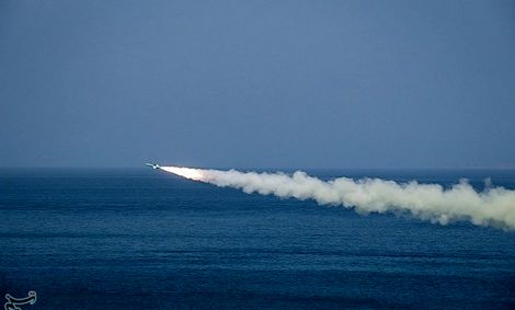 دومین روز رزمایش پیامبر اعظم (ص) سپاه|حملات گسترده مو شکی و پهپادی علیه اهداف در خلیج فارس/ شلیک موشک‌های دوربرد از عمق زمین