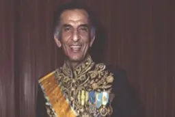 از نخست وزیری در میان اعتراضات تا انحلال حزب رستاخیز