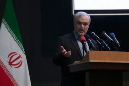 نمکی: زانو می زنم و دست پزشکان را می بوسم/ مردم در محرم با پزشکان همکاری کنند