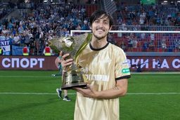 آزمون جایزه آقای گلی را گرفت+عکس