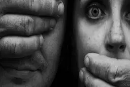 دستگیری زن معلم به دلیل انتشار فیلم و عکس مستهجن با پسر ۱۵ ساله
