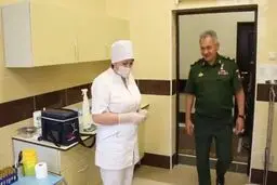 مقامات روسیه واکسن کرونا تزریق می‌کنند