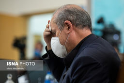 تاج، زیر تیغ مجلس