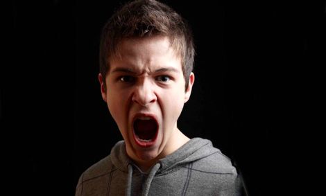 دلایل پرخاشگری نوجوانان با والدین/آسیب های دوران بلوغ