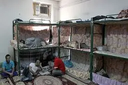 زندانیان کف خوابی که پول برای اجاره تخت ندارند