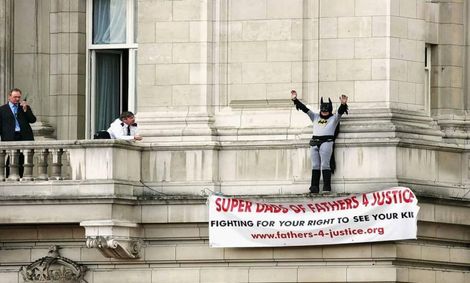 با جنجالی‌ترین روش‌های اعتراضی در جهان آشنا شوید + تصاویر