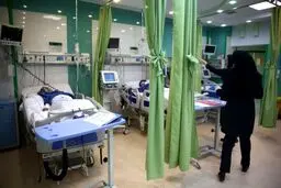 وزارت بهداشت: تعداد افراد سالمندی که به کرونا آلوده می‌شوند، زیاد شده / چرا در هواپیما، مترو و اتوبوس هیچ رعایتی نمی‌شود؟
