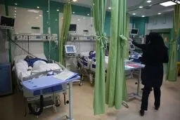 وزارت بهداشت: تعداد افراد سالمندی که به کرونا آلوده می‌شوند، زیاد شده / چرا در هواپیما، مترو و اتوبوس هیچ رعایتی نمی‌شود؟