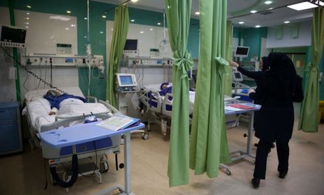 وزارت بهداشت: تعداد افراد سالمندی که به کرونا آلوده می‌شوند، زیاد شده / چرا در هواپیما، مترو و اتوبوس هیچ رعایتی نمی‌شود؟