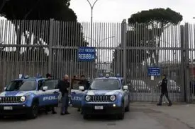 رهبر مافیا انگشت زندانبان را بلعید