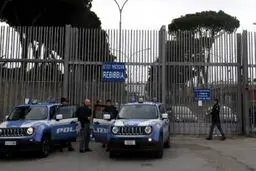 رهبر مافیا انگشت زندانبان را بلعید
