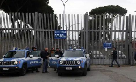 رهبر مافیا انگشت زندانبان را بلعید