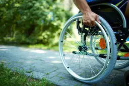عدم نظارت بر قیمت وسایل توانبخشی زندگی معلولان را سخت تر کرده/ دولت به معلولان توجه کند