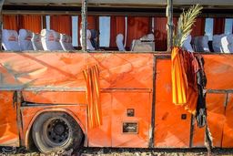 واژگونی اتوبوس در محور قم ـ کاشان/ ۳ نفر کشته و ۱۲ مسافر مجروح شدند