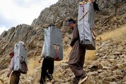 رنج کوله‌بری برای لقمه‌ای نان/ آیا کوله‌بران ساماندهی می‌شوند؟