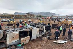 واژگونی اتوبوس کارکنان پالایشگاه اصفهان با ۴ کشته و ۱۷ مصدوم