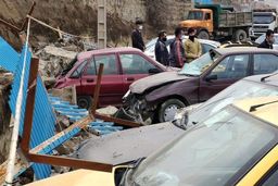 جان و مال شهروندان سنندج در دستان مسئولان بی‌تدبیر/ دیوار آرامستان بر روی ۱۲ خودرو فروریخت