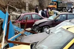 جان و مال شهروندان سنندج در دستان مسئولان بی‌تدبیر/ دیوار آرامستان بر روی ۱۲ خودرو فروریخت
