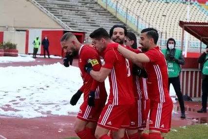 تراکتور ۳ &#8211; پیکان یک/ برف آمد، برق رفت، قرمزها سوم شدند