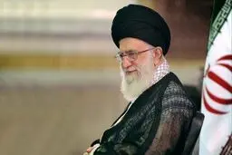 تصویر نماز رهبر انقلاب بر پیکر آیت الله مصباح یزدی