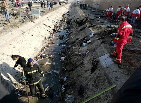 پدر و مادر ۲ نفر از قربانیان سانحه هواپیمای اوکراینی: اولش که ما در تلاطم بودیم، به دروغ گفته بودند ۱۰ تا ۱۲ نفر زنده هستند / تنها یک کارت بیمارستانی و یک پاسپورت سوخته به ما تحویل دادند