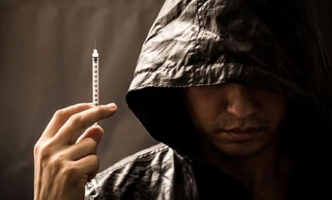 اعتیاد؛ طنابی که مصرف کننده را به چاه می‌اندازد/شیشه؛ سفیدی که دنیای مصرف کننده را سیاه می‌کند