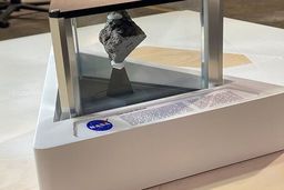 سنگ ۳.۹ میلیارد ساله‌ی ماه در دفتر کار بایدن!