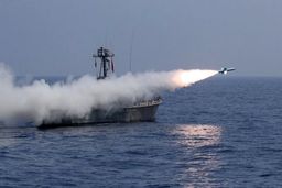 شلیک انواع موشک‌های کروز دریایی در رزمایش اقتدار دریایی ۹۹ نداجا