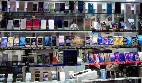 کاهش سود واردکنندگان تلفن همراه/ آیا وقت خرید موبایل است؟