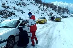 هلال احمر خوزستان به سرنشینان ۳۰۰ خودروی گرفتار شده در برف امدادرسانی کرد