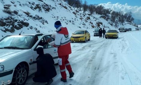 هلال احمر خوزستان به سرنشینان ۳۰۰ خودروی گرفتار شده در برف امدادرسانی کرد