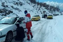 هلال احمر خوزستان به سرنشینان ۳۰۰ خودروی گرفتار شده در برف امدادرسانی کرد