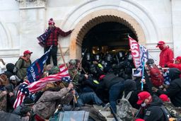 واشنگتن پست: بازداشت زنی که قصد تیراندازی به پلوسی را داشت