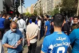 تجمع هواداران استقلال مقابل باشگاه