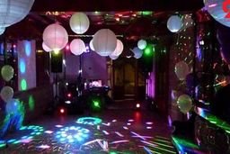 ۷ دختر و ۶ پسر در خانه مجردی چه می کردند ؟ / پلیس شبانه سر رسید