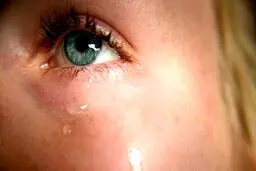 آیا واقعا کرونا با اشک چشم هم منتقل می شود؟