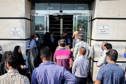 قراردادهای سفید امضای نگهبانان بانک‌ها / « نه بیمه داریم، نه عیدی، نه مرخصی باحقوق»