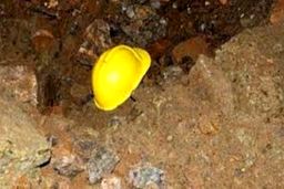 احتمال فوت یک کارگر محبوس شده در زیر آوار معدن منگنز قم